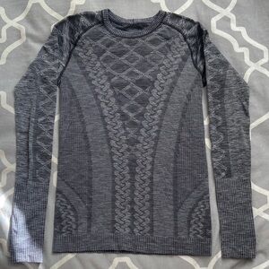 Women’s lululemon gray top